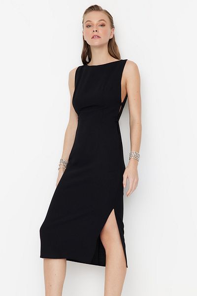 Trendyol Collection Černé vypasované večerní šaty s tkaným oknem/výřezem TPRSS23EL00029