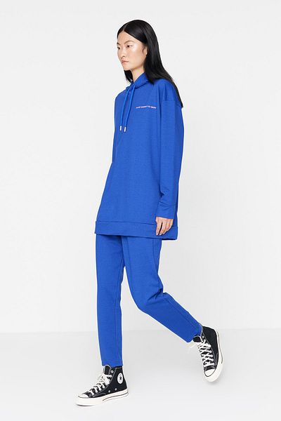 Trendyol Modest Saks Hooded Slogan bedrucktes Strick-Trainingsanzug-Set TCTAW23EN00059