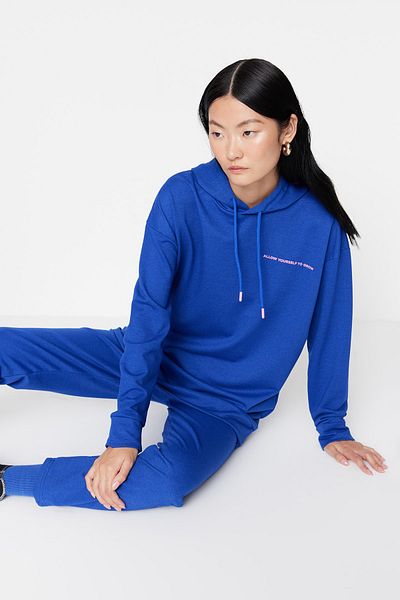 Trendyol Modest Saks Hooded Slogan bedrucktes Strick-Trainingsanzug-Set TCTAW23EN00059