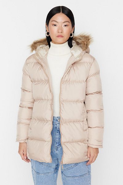 Trendyol Collection Béžová oversize kožešinová bunda s kapucí TWOAW23MO00101