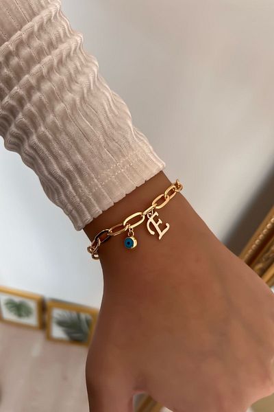 Trendy Butik سوار سلسلة مشبك ورقة مع حرف E وعين الشر المتدلية