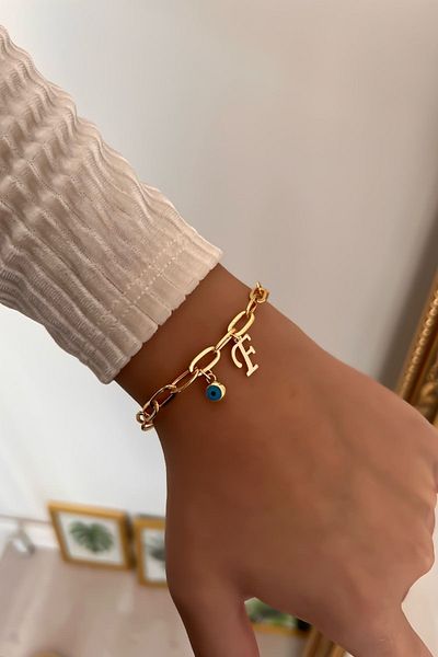 Trendy Butik سوار سلسلة مشبك ورقة مع حرف F وعين الشر المتدلية