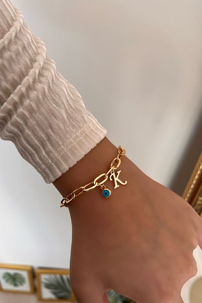 Trendy Butik سوار سلسلة مشبك ورقة مع حرف K وعين الشر المتدلية
