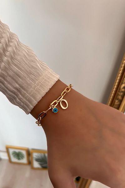Trendy Butik سوار سلسلة مشبك ورقة مع حرف O وعين الشر المتدلية