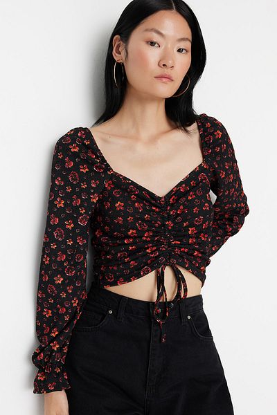 Trendyol Collection Czarny, kwiatowy wzór, dopasowany, balonowy sweterek z dekoltem w kształcie serca, dzianinowa bluzka TWOAW23BZ00754