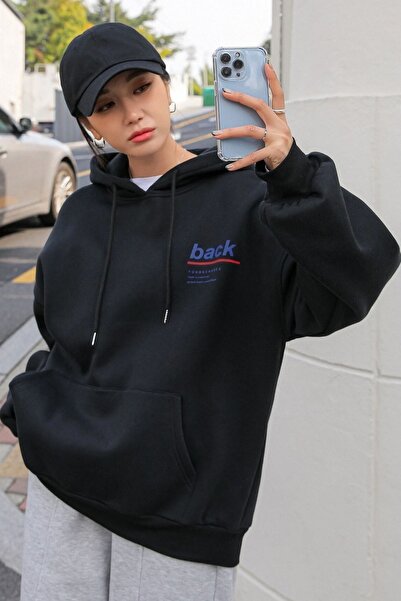 Trend Sizde سويت شيرت بغطاء رأس مطبوع من الأمام والخلف باللون الأسود للجنسين