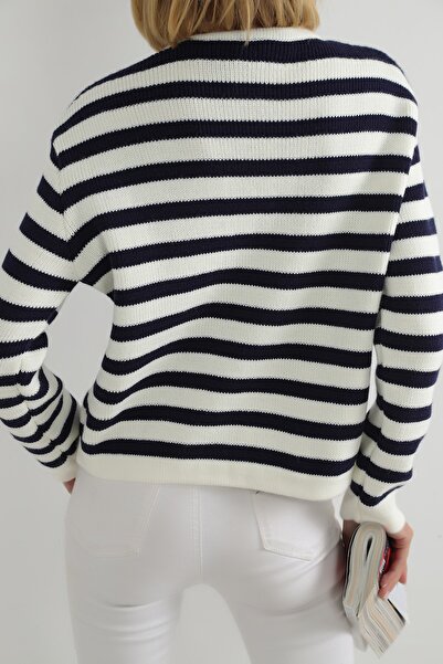winter club Жіночий светр з синьо-білими смужками, коміром-стійкою, золотистими ґудзиками та рельєфними деталями