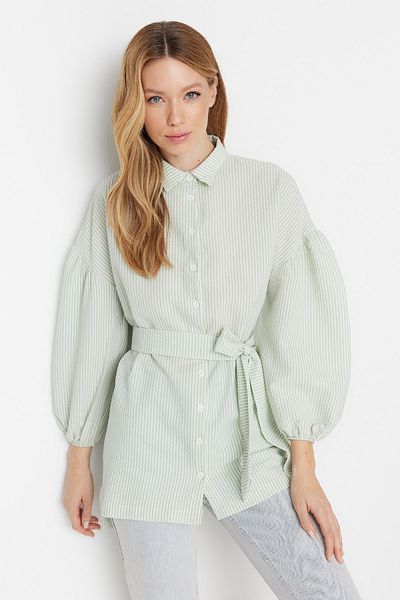 Trendyol Modest Grünes, gestreiftes, gewebtes Hemd mit Ballonärmeln und langem Rücken, Gürtel TCTSS22GO0116