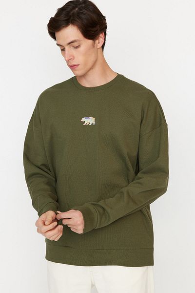Trendyol Collection Khakifarbenes Fleece-Sweatshirt mit Tier-Stickerei – Übergröße, warm halten TMNAW23SW00191