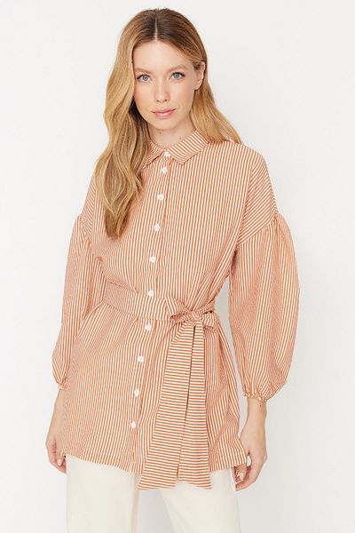Trendyol Modest Orange gestreiftes, gewebtes Hemd mit Ballonärmeln und langem Rücken, Gürtel TCTSS22GO0116