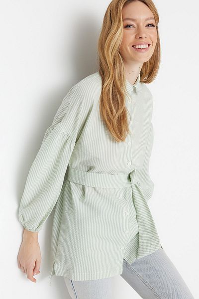 Trendyol Modest Grünes, gestreiftes, gewebtes Hemd mit Ballonärmeln und langem Rücken, Gürtel TCTSS22GO0116