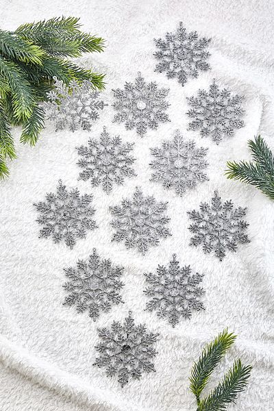 Waldern Christmas Pine Tree - Decorated Glitter 12-Piece Snowflake
