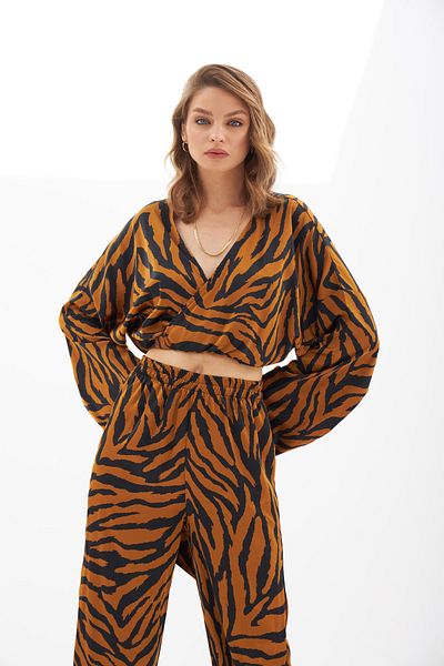 Grace&Lilly Atelier بدلة Alexis Crop مزدوجة الصدر بنمط الحمار الوحشي