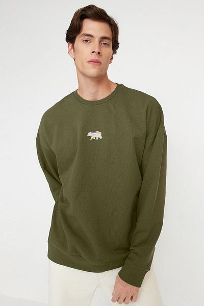 Trendyol Collection Khakifarbenes Fleece-Sweatshirt mit Tier-Stickerei – Übergröße, warm halten TMNAW23SW00191