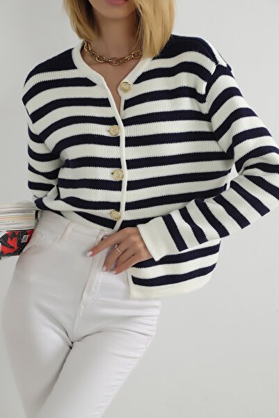 winter club Жіночий светр з синьо-білими смужками, коміром-стійкою, золотистими ґудзиками та рельєфними деталями
