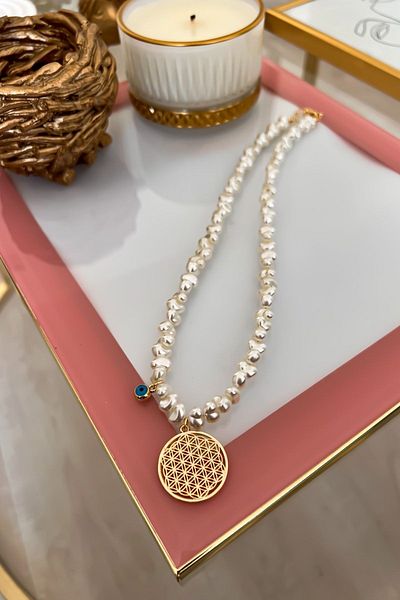 Trendy Butik قلادة زهرة الحياة مع تفاصيل عين الشر من سلسلة اللؤلؤ