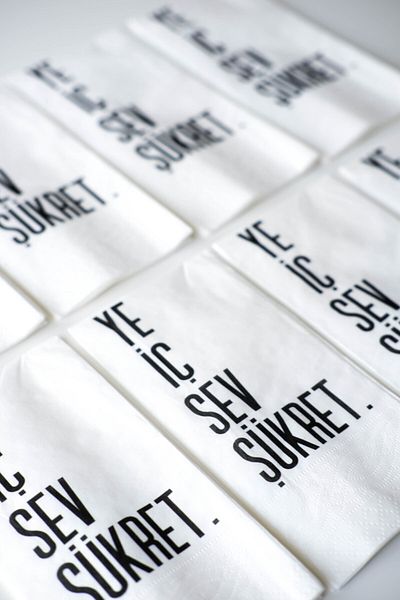 SimeStore TALKING Napkin (YE-IN-LOVE-CUSTRESS)