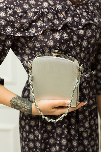 weem bag Ασημένια βραδινή τσάντα φόρεμα με πλεκτή λαβή