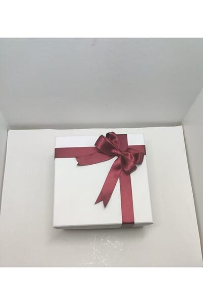 Stil Kutu Beyaz Renkli Kırmızı Kurdeleli Hediyelik Takılık Kutu