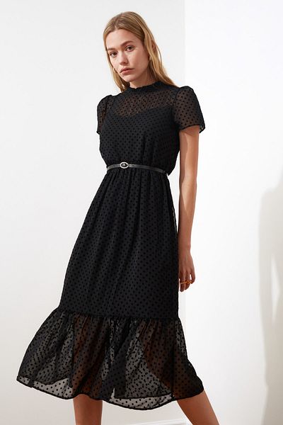 Trendyol Collection Schwarzes, gefüttertes Midi-Webkleid in A-Linie mit Gürtel TWOSS20EL0983