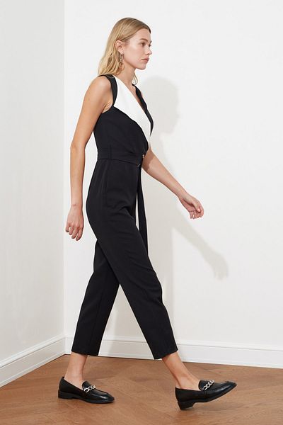 Trendyol Collection Schwarz-weißer gewebter Jumpsuit mit zweireihigem Kragen und Bindedetail im Farbblockdesign TWOSS20TU0019