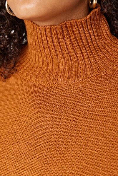 Trendyol Curve Pletený sveter so škoricovým rolákom TBBAW23AN00136