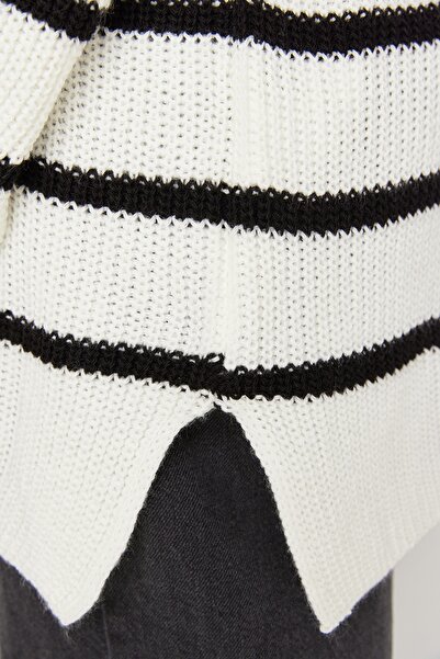 Trendyol Curve Vállon kívüli ekrü csíkos kötöttáru pulóver - TBBAW23AN00191