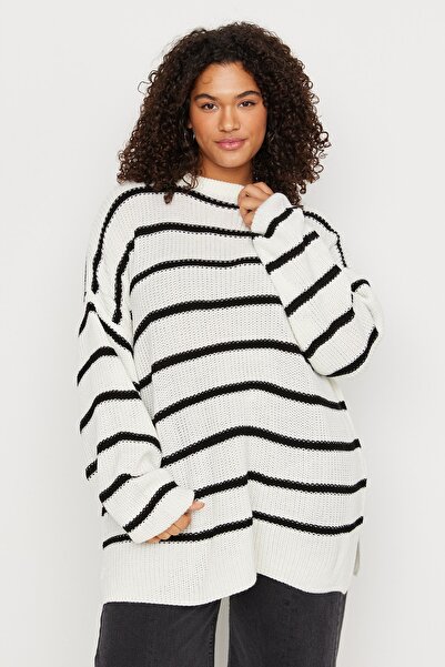 Trendyol Curve Vállon kívüli ekrü csíkos kötöttáru pulóver - TBBAW23AN00191