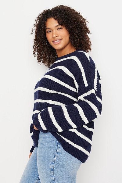 Trendyol Curve Marineblauer Strickpullover mit Streifen und tiefer Schulterpartie im Relax Fit - TBBAW23AN00195