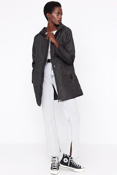 Trendyol Collection Černý oversize sezónní prošívaný kabát s kapucí TWOSS21MO0018
