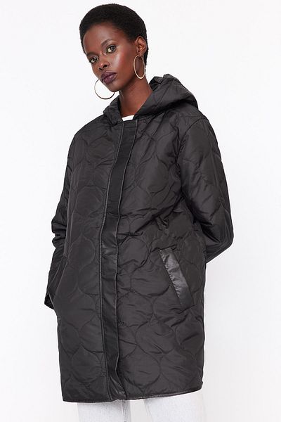 Trendyol Collection Černý oversize sezónní prošívaný kabát s kapucí TWOSS21MO0018