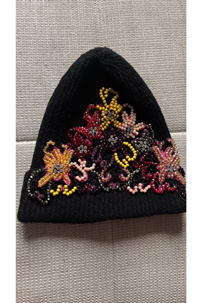 Kübra Tekin Taş Ve Boncuk Işlemeli Özel Tasarım Siyah Bere Şapka