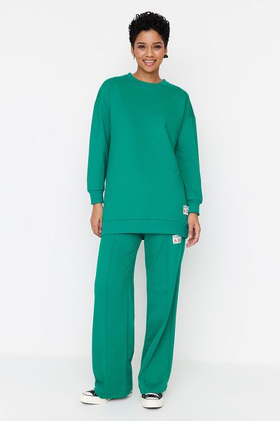 Trendyol Modest Dunkelgrünes Strick-Trainingsanzug-Set mit Rundhalsausschnitt und Zieretikett TCTAW22EN0060
