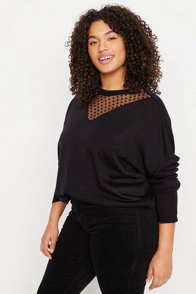 Trendyol Curve Schwarzer dünner Strickpullover mit Tülldetail und tiefer Schulterpartie TBBAW23AN00185