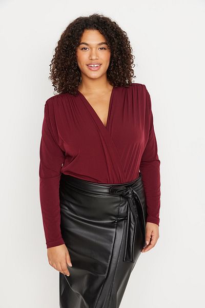 Trendyol Curve Weinroter, wattierter, zweireihiger Strickbody mit Verschluss und Druckknöpfen TBBAW23CS00014