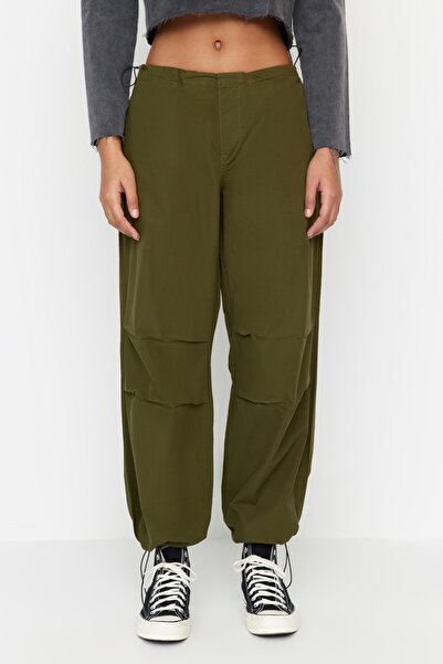 Kolekcia Trendyol Khaki padákové nohavice s bežným pásom so zátkou TWOAW23JE00738