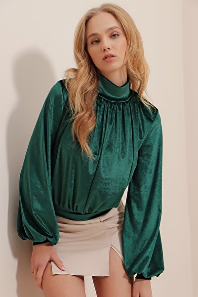Trend Alaçatı Stili Γυναικεία Σμαραγδένια Πράσινη Ψηλός Γιακάς Μπροστά με Λεπτομερή Βελούδινη Μπλούζα ALC-X9375