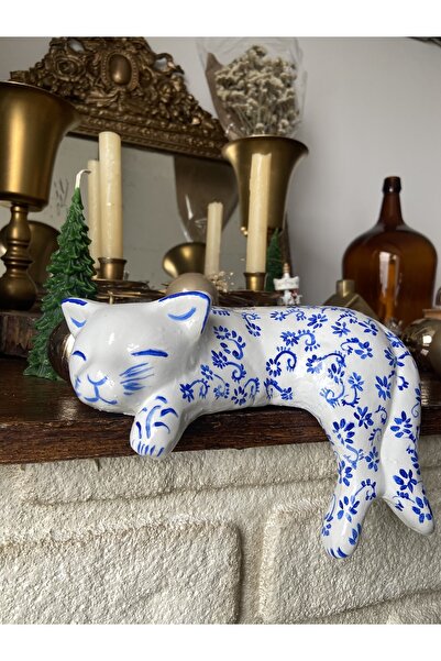 Handmadesign Mavi Beyaz Seramik El Boyaması Sarkan/yatan Kedi Biblo Dekoratif