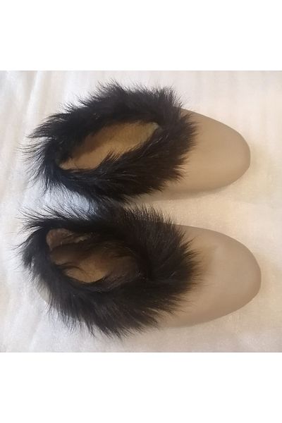 Butik Tülin شبشب منزلي نسائي أصلي من الجلد الطبيعي باللون البيج من فرو الأغنام باللون الأسود من جلد الغزال الصيني
