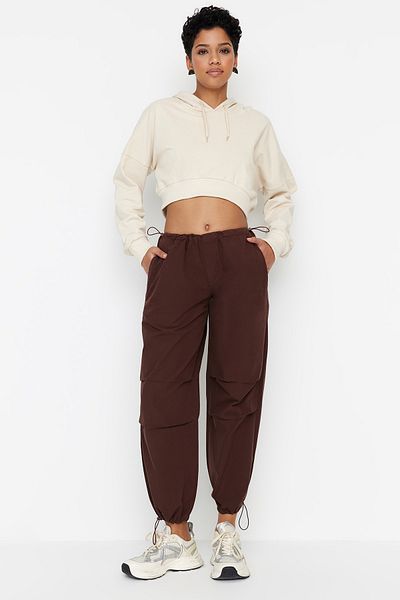 Trendyol Collection Кафяв панталон с парашут с обикновена талия TWOAW23JE00738