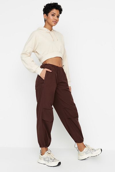Trendyol Collection Кафяв панталон с парашут с обикновена талия TWOAW23JE00738