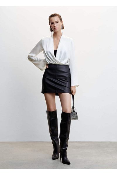 MANGO Woman Zweireihige Satinbluse mit Ausschnitt
