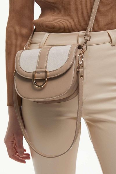 Manuka Canvas-Tasche mit detaillierter Schnalle in Beige