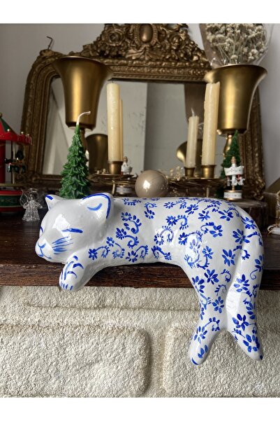 Handmadesign Mavi Beyaz Seramik El Boyaması Sarkan/yatan Kedi Biblo Dekoratif