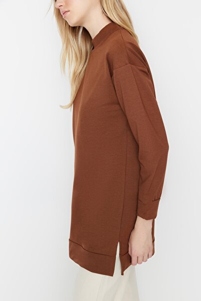 Trendyol Modest Hnědá mikina se stojatým límcem s podrobným rozparkem Základní pletená mikina TCTAW22TW0196