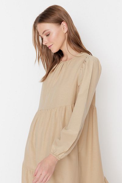 Trendyol Modest Nerzfarbenes, detailliertes, weit geschnittenes Baumwollkleid mit Raffungen TCTSS21EL3470