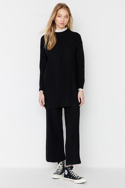 Trendyol Modest Schwarzer Strickanzug mit Pullover- und Hosenteil und Perlenbesatz und Tülldetail TCTAW23US00088