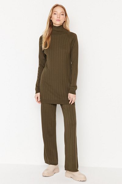 Trendyol Modest Braunes Strickset aus geripptem Rollkragenpullover und Hose TCTAW23US00002