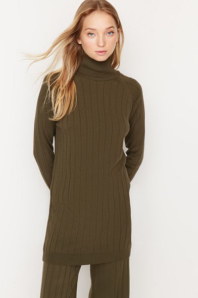 Trendyol Modest Braunes Strickset aus geripptem Rollkragenpullover und Hose TCTAW23US00002