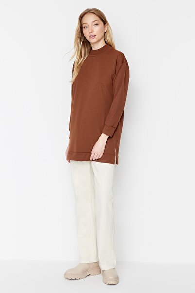 Trendyol Modest Hnědá mikina se stojatým límcem s podrobným rozparkem Základní pletená mikina TCTAW22TW0196